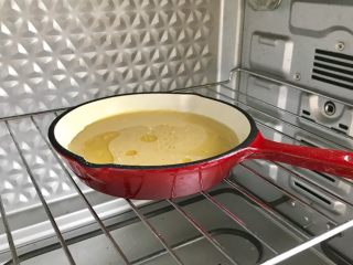 4、简单颜值高—荷兰松饼低卡版,放入预热好的烤箱，210度烤15分钟 ！