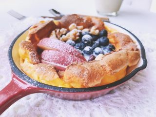 7、简单颜值高—荷兰松饼低卡版,加上你喜欢的水果酸奶，酸奶用稠一点造型好，我用的稀的，所以水果在里面游泳???? 我➕了 蓝莓 酸奶 坚果 桃子，最后撒上椰蓉或者糖粉！我用筛子过滤椰蓉撒上去的