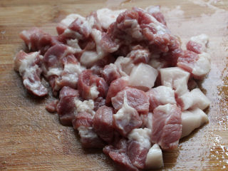 1、肉沫韭菜,五花肉切小块,选梅花肉或者前腿肉肉质会更嫩。