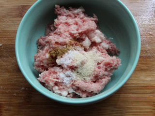 2、肉沫韭菜,用搅拌机把肉搅碎,加料酒,盐,鸡粉,五香粉腌制片刻。