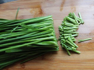 3、肉沫韭菜,韭菜切去根部,根部是韭菜农药残留最多的地方。