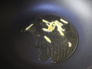 5、肉沫韭菜,油锅烧热,下姜丝炒香。