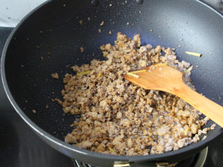 8、肉沫韭菜,加几滴老抽提色。