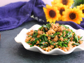 10、肉沫韭菜,韭菜翻炒至变色,可以尝下味道再添加少许盐即可出锅。