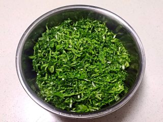 2、白菜丸子,把小白菜切成丝