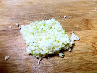 6、白菜丸子,把蒜瓣切成末