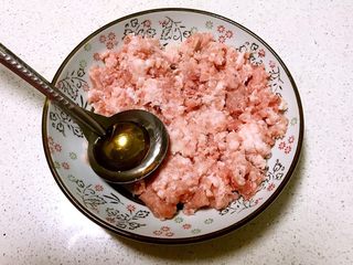 8、白菜丸子,在煮肉末中加入料酒