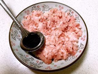 9、白菜丸子,加入生抽