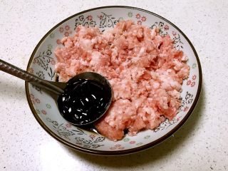 10、白菜丸子,加入蚝油，葱末和精盐