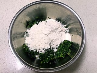 14、白菜丸子,在白菜丝中加入面粉