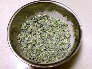 15、白菜丸子,搅拌均匀，让白菜丝均匀的裹上一层面粉