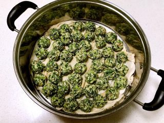 18、白菜丸子,捏成小丸子，要紧实一点，码在笼屉上