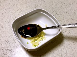 20、白菜丸子,在蒜末中加入生抽1勺