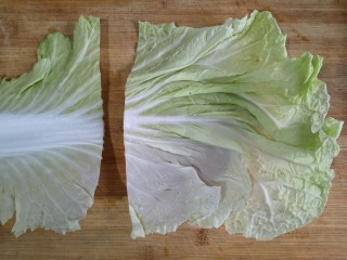 12、八宝百财福袋,白菜洗净，将菜叶和菜帮切分。