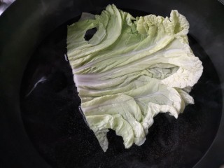 13、八宝百财福袋,白菜叶去开水焯一下。