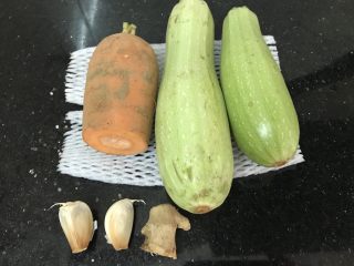 1、绿色美食～素炒西葫芦丝,材料很简单⬆️