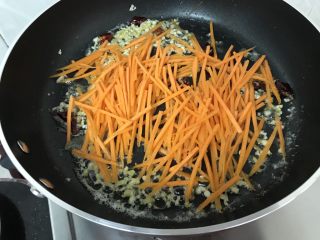 11、绿色美食～素炒西葫芦丝,倒入红萝卜丝