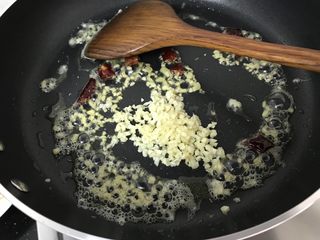 10、绿色美食～素炒西葫芦丝,再加入蒜粒爆香