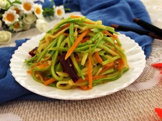 18、绿色美食～素炒西葫芦丝,清新开胃，2碗饭没问题