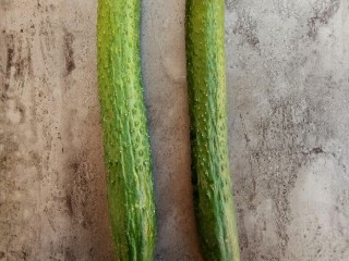 1、开胃爽口菜～浇汁黄瓜,首先准备好两根黄瓜