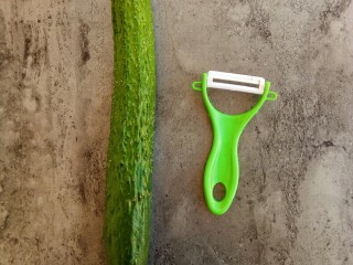2、开胃爽口菜～浇汁黄瓜,将黄瓜洗干净，再准备一个刮刀