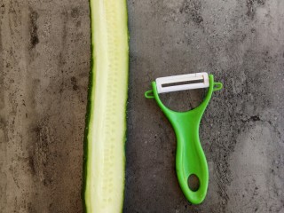 3、开胃爽口菜～浇汁黄瓜,黄瓜像这样对半切开