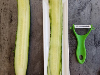 5、开胃爽口菜～浇汁黄瓜,全部刮好备用