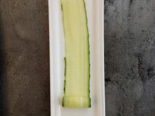 6、开胃爽口菜～浇汁黄瓜,再像这样卷起来