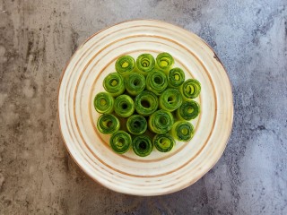 7、开胃爽口菜～浇汁黄瓜,摆盘放好，像花一样，很好看