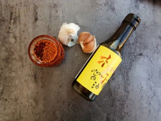 8、开胃爽口菜～浇汁黄瓜,再准备油辣子（教程可看我之前帖子），大蒜和酱油