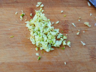 9、开胃爽口菜～浇汁黄瓜,大蒜切沫备用