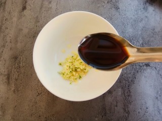 10、开胃爽口菜～浇汁黄瓜,把蒜末放入碗中，调入一勺生抽