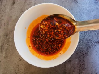 12、开胃爽口菜～浇汁黄瓜,适量醋、白糖、盐、耗油搅拌均匀