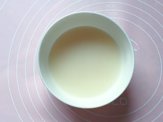 2、玉米面红枣包,先将酵母粉加入温水中搅匀融化。