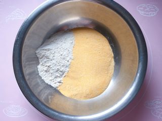 3、玉米面红枣包,将玉米面和面粉混合拌匀。