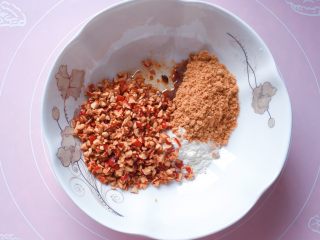 7、玉米面红枣包,把切碎的红枣和红糖、面粉、玉米油放入大碗中。