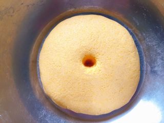 9、玉米面红枣包,这是发酵好的样子，体积2倍大，手指戳一个洞，洞口，不回缩不变形。