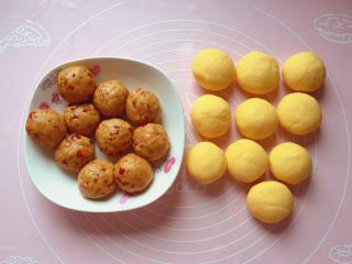 12、玉米面红枣包,将面团和馅料分别均分成十等份。