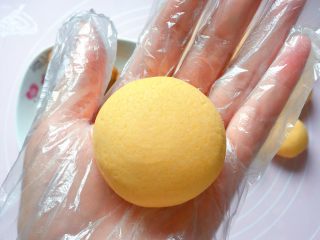 14、玉米面红枣包,慢慢往上推拢收口，包好搓圆。