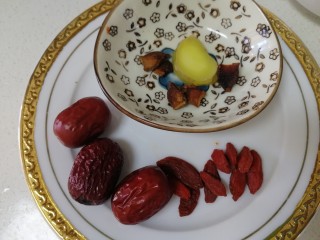 6、虫草花排骨汤,准备八角，姜片，葱段。把灰枣和枸杞洗干净。