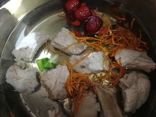 9、虫草花排骨汤,加适量开水。