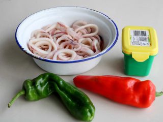 1、双椒炒鱿鱼卷,准备好所需要的食材：鱿鱼卷500g 红椒1个 薄皮椒1个 豆瓣酱