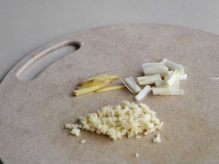 4、双椒炒鱿鱼卷,葱、姜、蒜切碎；