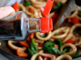 10、双椒炒鱿鱼卷,放入1勺生抽；