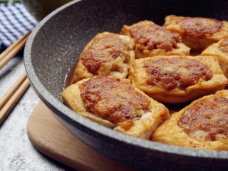 16、煎酿豆腐,继续焖几分钟，至酱汁差不多收干即可。