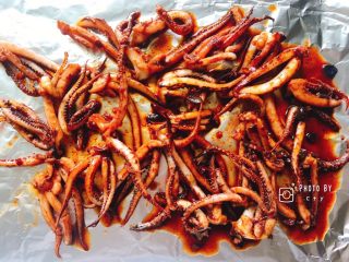 8、再也不用出门去排队买的香辣鱿鱼须(烤箱版),烤箱200度预热,烤10分钟即可。