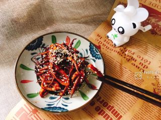 10、再也不用出门去排队买的香辣鱿鱼须(烤箱版),特别香嫩,味道真的不比去外面买的差,自己做的好吃之余也更健康一些。