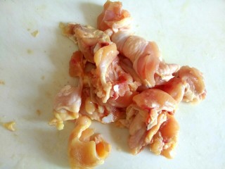 1、土豆片干豆腐烧鸡翅根,鸡翅根剔除骨头，切成小块