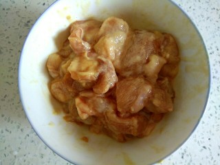 2、土豆片干豆腐烧鸡翅根,加入一勺生抽，一勺料酒，一勺淀粉，搅拌均匀，腌制一会儿