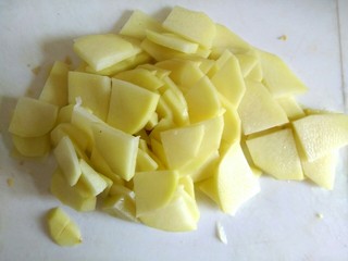 3、土豆片干豆腐烧鸡翅根,土豆去皮切片